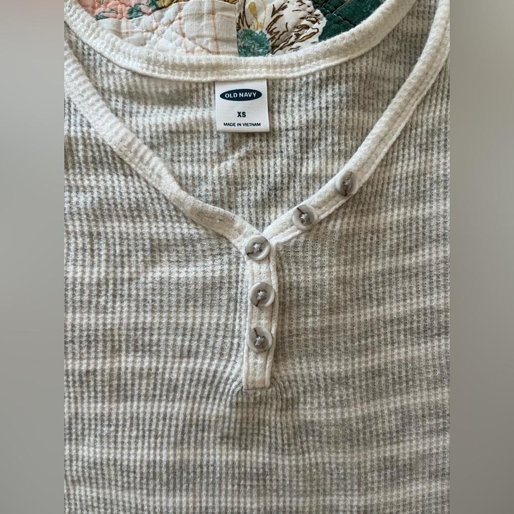 Old navy Henley tank top🩶